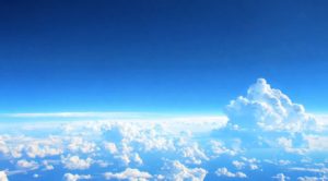 雲雲の上の高さからドローンで撮影