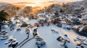 日本庭園の雪景色を上空から