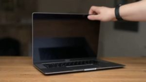 ノートパソコンを開いて電源をつける