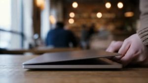 おしゃれなカフェでパソコン作業