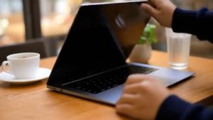 カフェでパソコンを開いて仕事