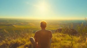 夕日が綺麗に見える田舎の丘